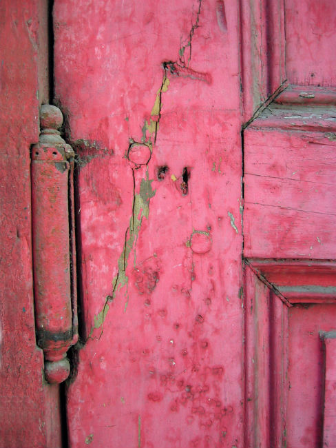 Cracks in the door for orange oil kill drywood termites treatment