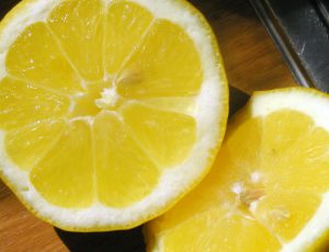 Lemon juice to cure mosquito bite inflammation